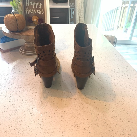 Flirty and fun booties - Picture 2 of 6